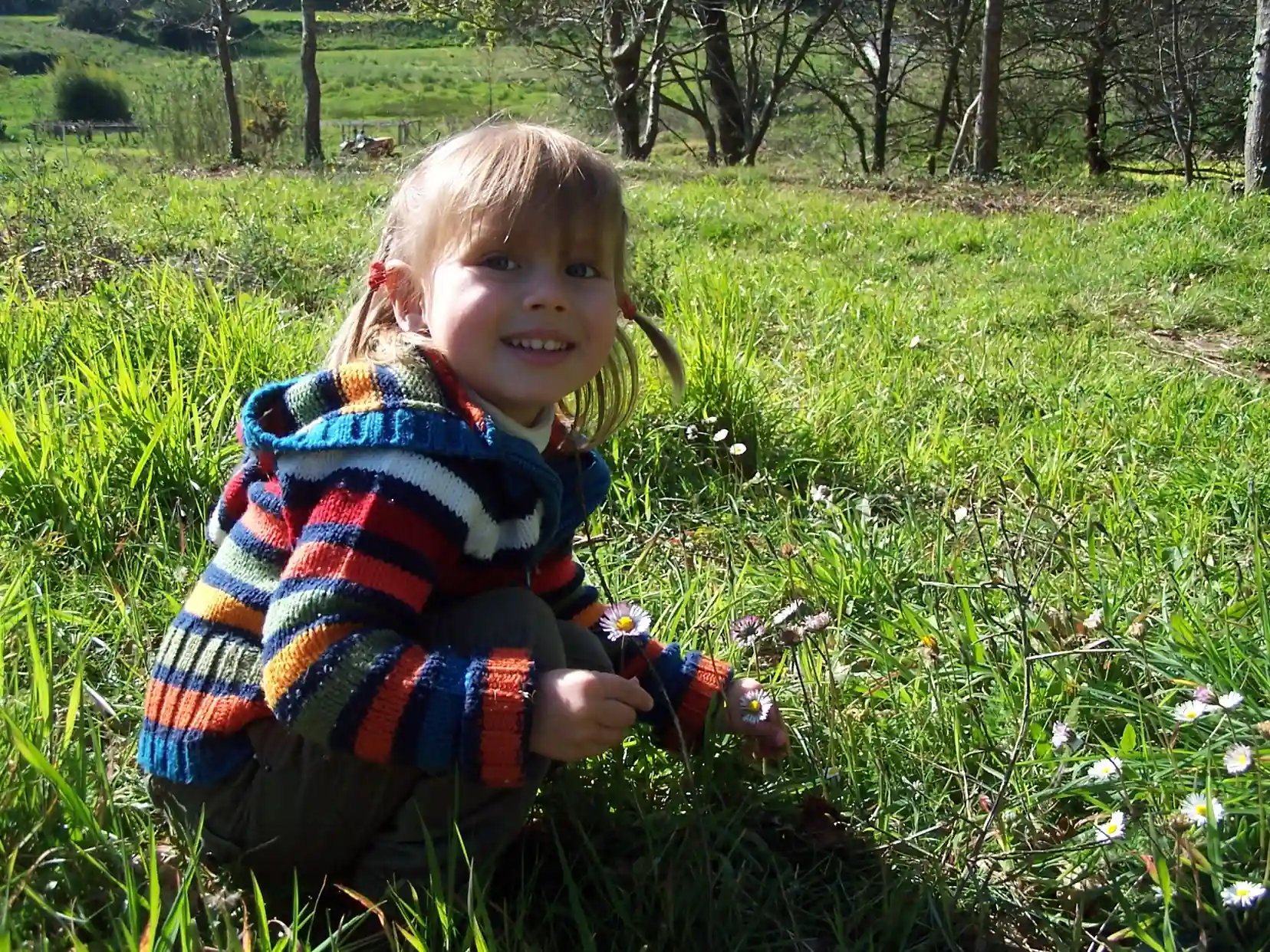 Natalia de pequeña jugando en el campo en Galicia