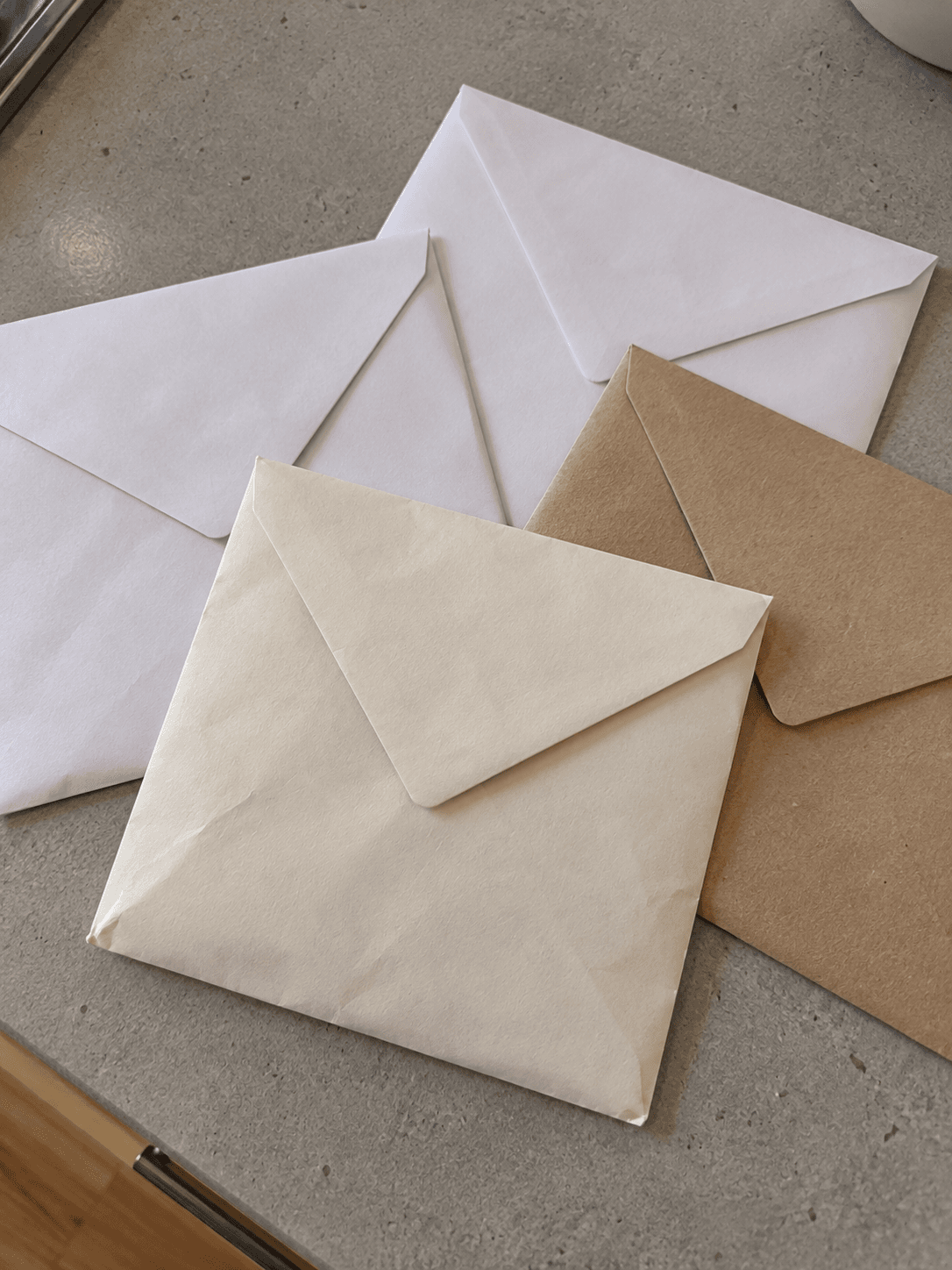 Sobre cerrado con la tableta protegida en su interior, junto a otros sobres de cartas