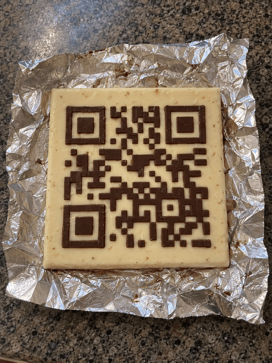Tableta de chocolate blanco con el código QR de chocolate negro en relieve